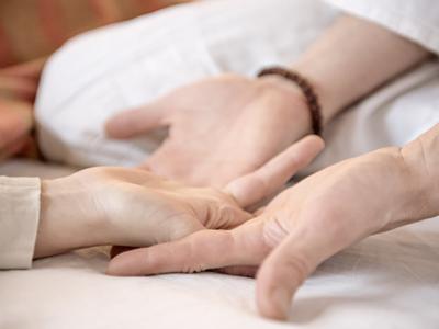 Yogahaltung bei der Handmassage in Schondorf am Ammersee Praxisraum